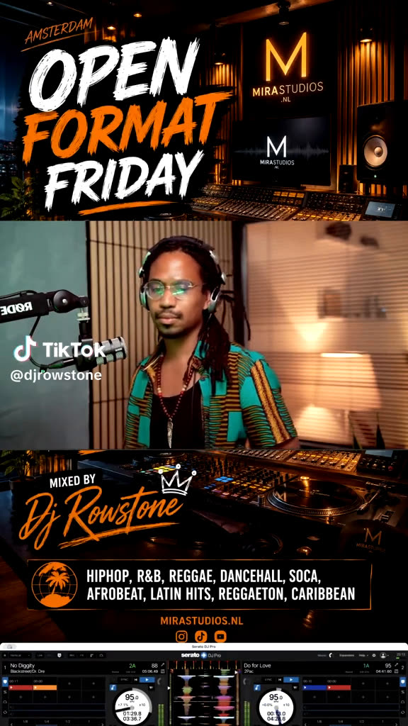 DJ Rowstone achter de microfoon tijdens Open Format Friday in de livestreamstudio van Mira Studios in Amsterdam Noord
